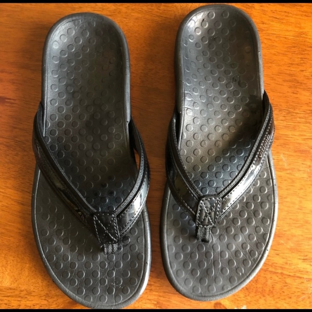 Vionic flip flops.